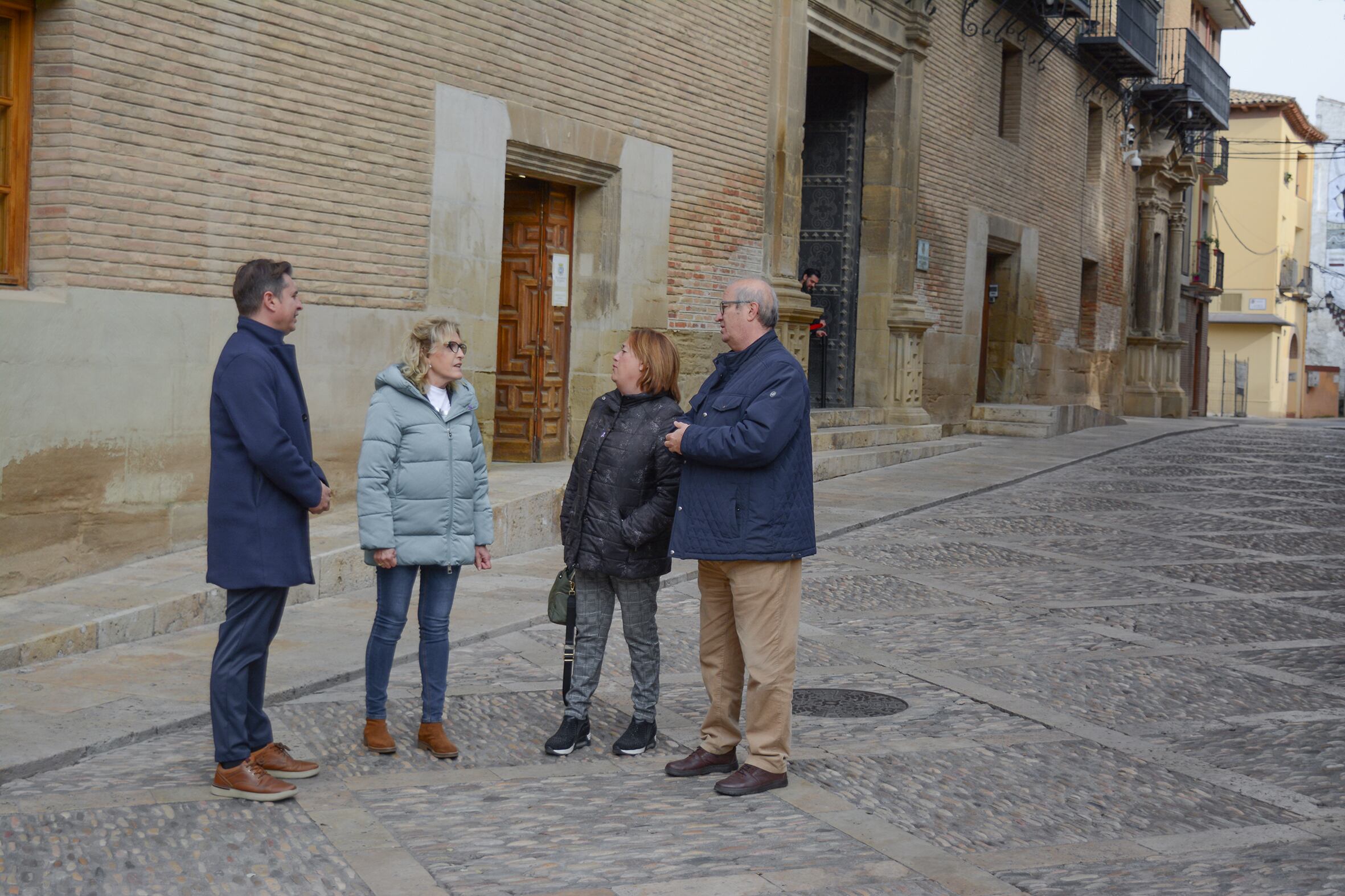 Concejales PSOE Huesca frente al Ayuntamiento