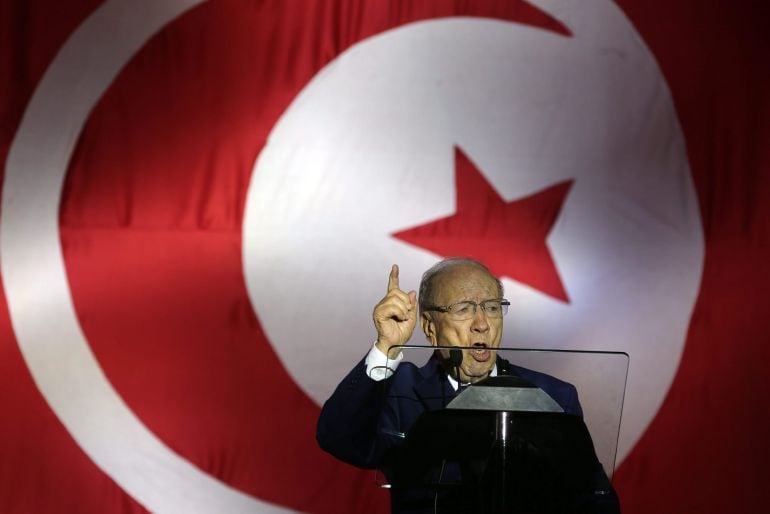 El líder del movimiento Nidaa Tounes y candidato presidencial tunecino, Beji Caid Essebsi, habla durante un acto de campaña 