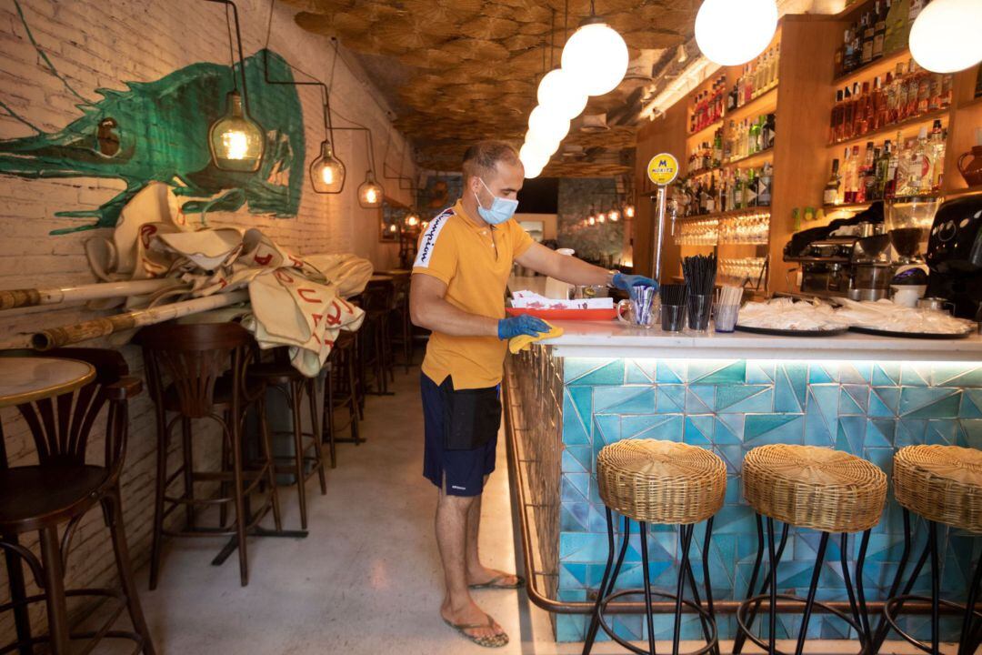 Un trabajador del restaurante Cadaqués prepara el local de cara a la entrada de Barcelona y su área metropolitana a la fase 1. 