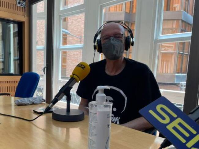 Sebastián Mondéjar, poeta y músico, participa cada último jueves de mes en el espacio Trotamundos Zielinski, de Hoy por hoy Murcia