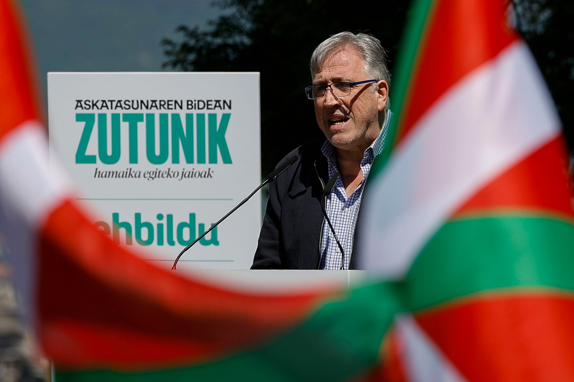GRAFCAV7755. PAMPLONA, 24/05/2025.- EH Bildu ha celebrado este sábado en Pamplona, en forma de acto político y con banderas como la pomelada de Navarra y la ikurriña, el aniversario de las elecciones que hace diez años hicieron salir a UPN del Gobierno de Navarra gracias a la suma y al acuerdo con otros partidos, &quot;un cambio ya imparable&quot; en el que ellos mismos se han considerado &quot;fuerza imprescindible&quot;. Al acto han asistido más de un centenar de cargos, militantes significativos, y personas que han formado parte en la última década de esta dinámica, como el eurodiputado Pernando Barrena, los exparlamentarios Patxi Zabaleta y Bakartxo Ruiz o actuales compañeros como Adolfo Araiz, el alcalde de Pamplona Joseba Asirón (en la imagen) y la portavoz de EH Bildu en Navarra, Laura Aznal. EFE/Villar López
