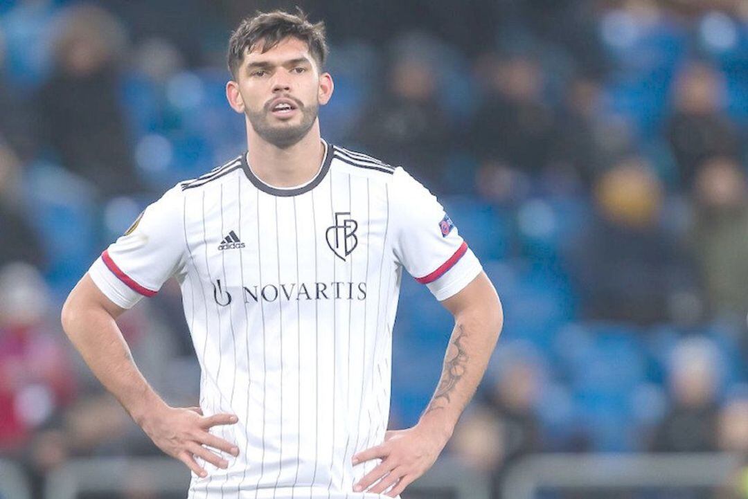 Omar Alderete, durante un encuentro con el Basilea. 