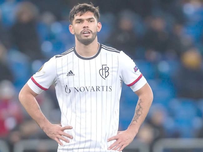 Omar Alderete, durante un encuentro con el Basilea.