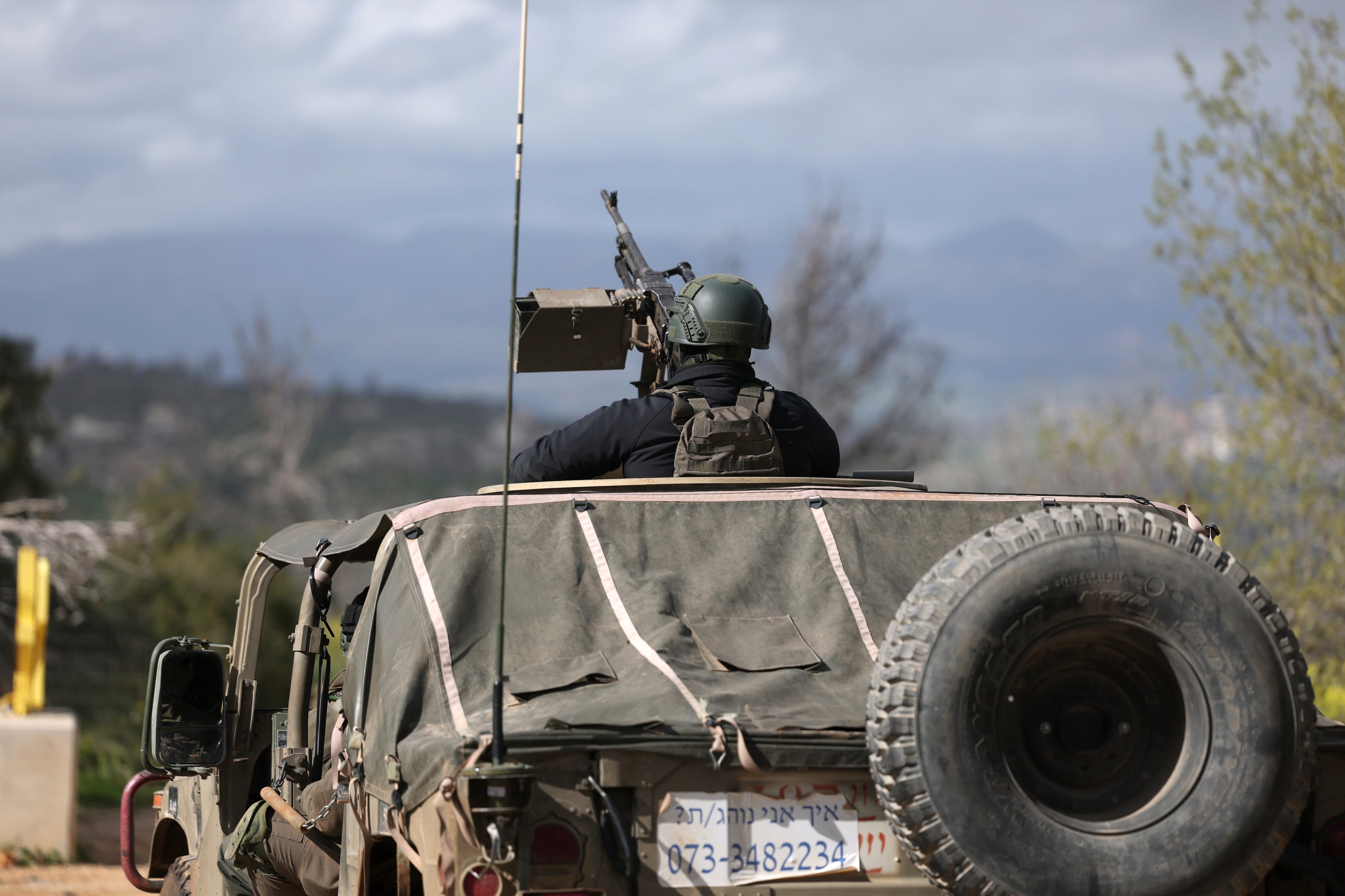 Soldados israelíes desplegados en la frontera de su país con Líbano esta semana