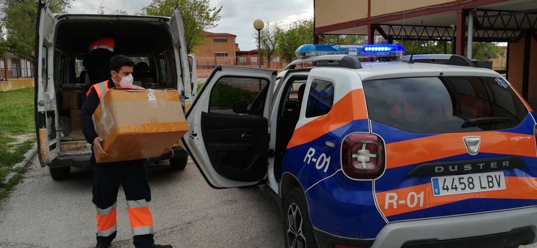 Voluntarios de Protección Civil entregan material y alimentos a vecinos de Ciempozuelos durante la pandemia