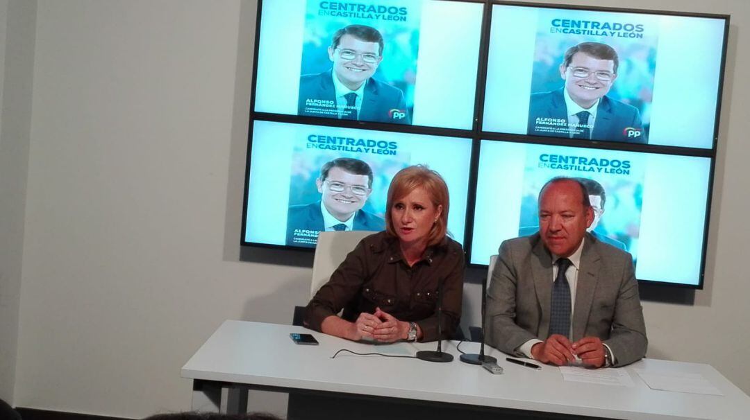 La procuradora Leticia García junto a José María Barrios en una rueda de prensa con motivo de las últimas elecciones autonómicas