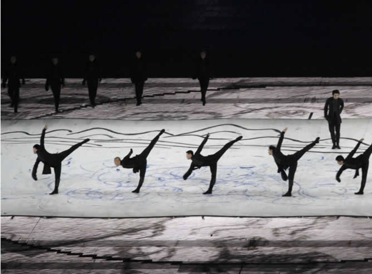 Un grupo de patinadores que dibujan extraordinarios movimientos en el suelo de 'El Nido'.