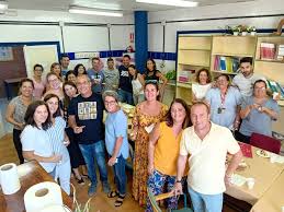 En el centro de la imagen el profesor Pepe &quot;Pin&quot; rodeado de sus compañeros en el IES Francisco Garfias de Moguer (Huelva). Foto: Facebook IES Francisco Garfías