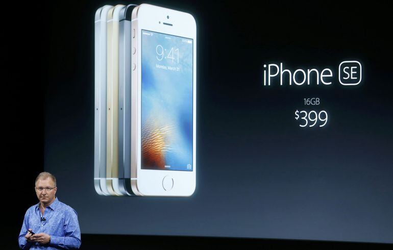 El videpresidente de Apple, Greg Joswiak, presenta el iPhone SE durante la ‘keynote’ del 21 de marzo en Cupertino, California.