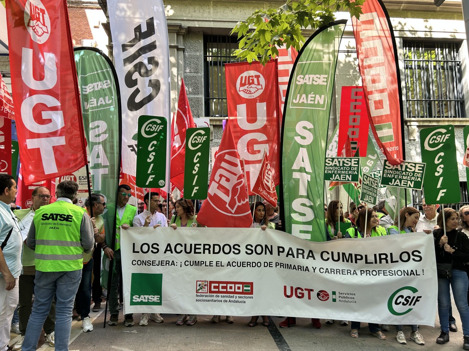 Protesta de Satse, Csif, CCOO y UGT ante la Delegación de Salud.