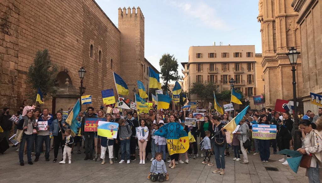 Manifestantes ucranianos en Palma, junto a la Catedral.