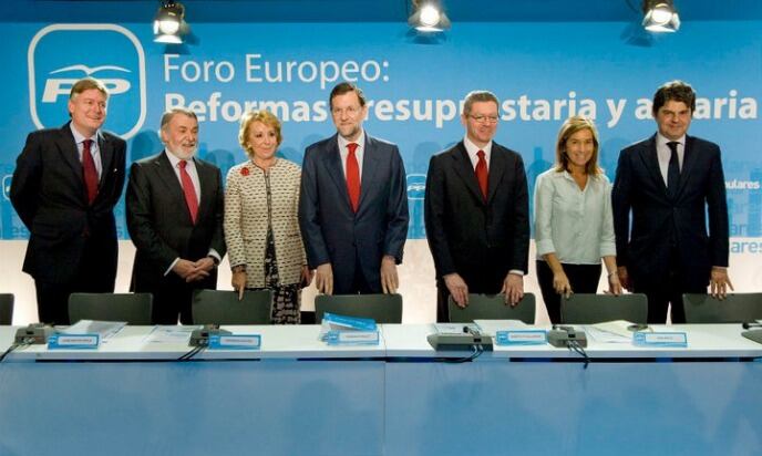 La presidenta del PP de Madrid y el alcalde Gallardón intervienen junto a Rajoy en la clausura de un acto del partido.