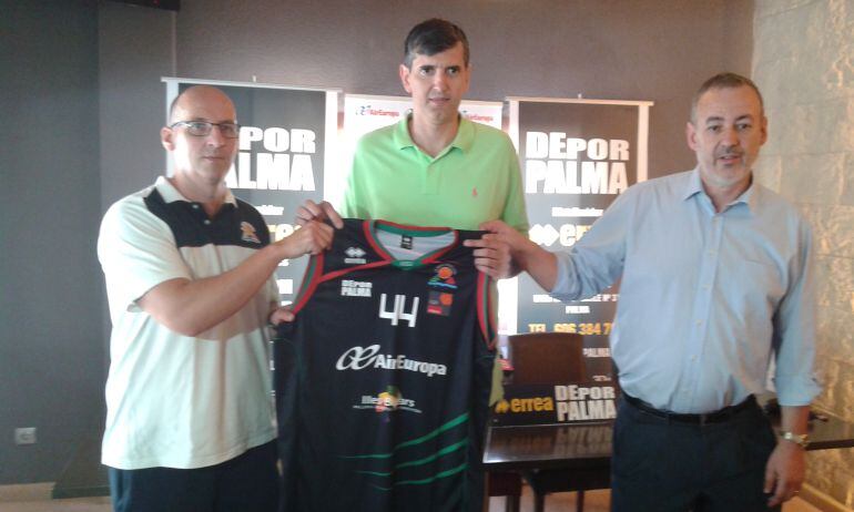 Richi Guillén posa con la nueva camiseta del Palma Air Europa junto a su entrenador, Ángel Cepeda, y el presidente, Guillermo Boscana