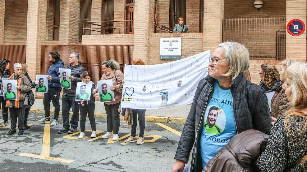 Imagen de archivo de una concentración frente al Juzgado de Elda en la que se pedía &quot;Justicia para Aitor&quot;