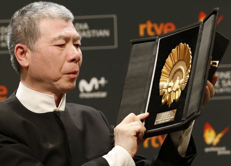 El realizador chino Xiaigang Feng, tras recibir la Cocha de Oro a la "Mejor película" por su trabajo "Im not madame Bobary"