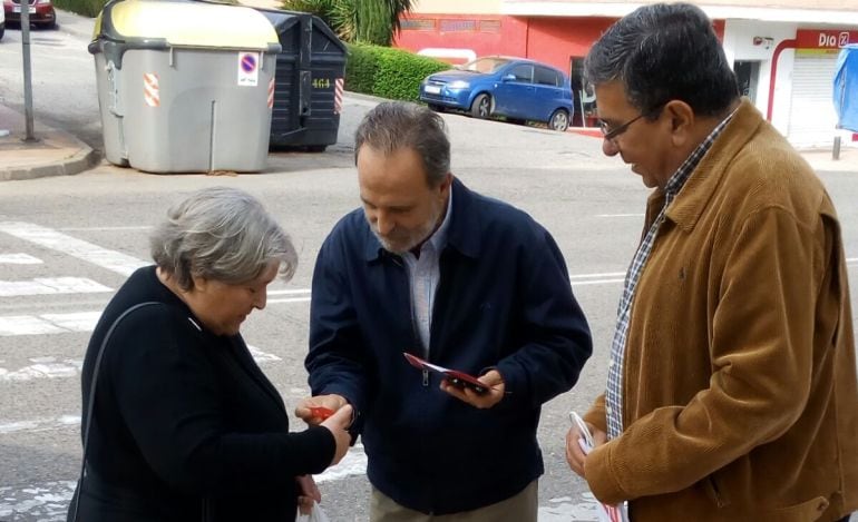 Salvador De la encina, durante el reparto de propaganda electoral en la pasada campaña.