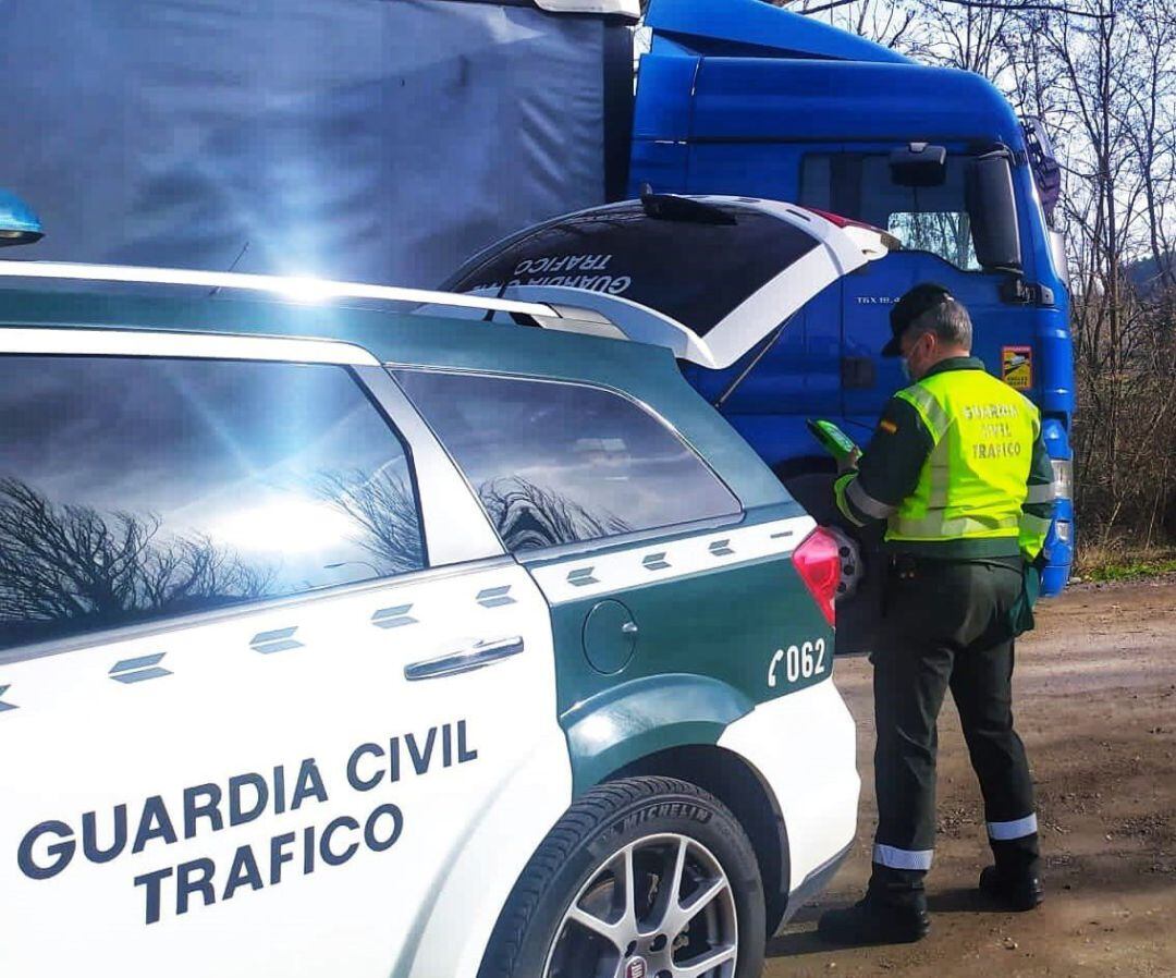 Una patrulla de la Guardia Civil de tráfico 