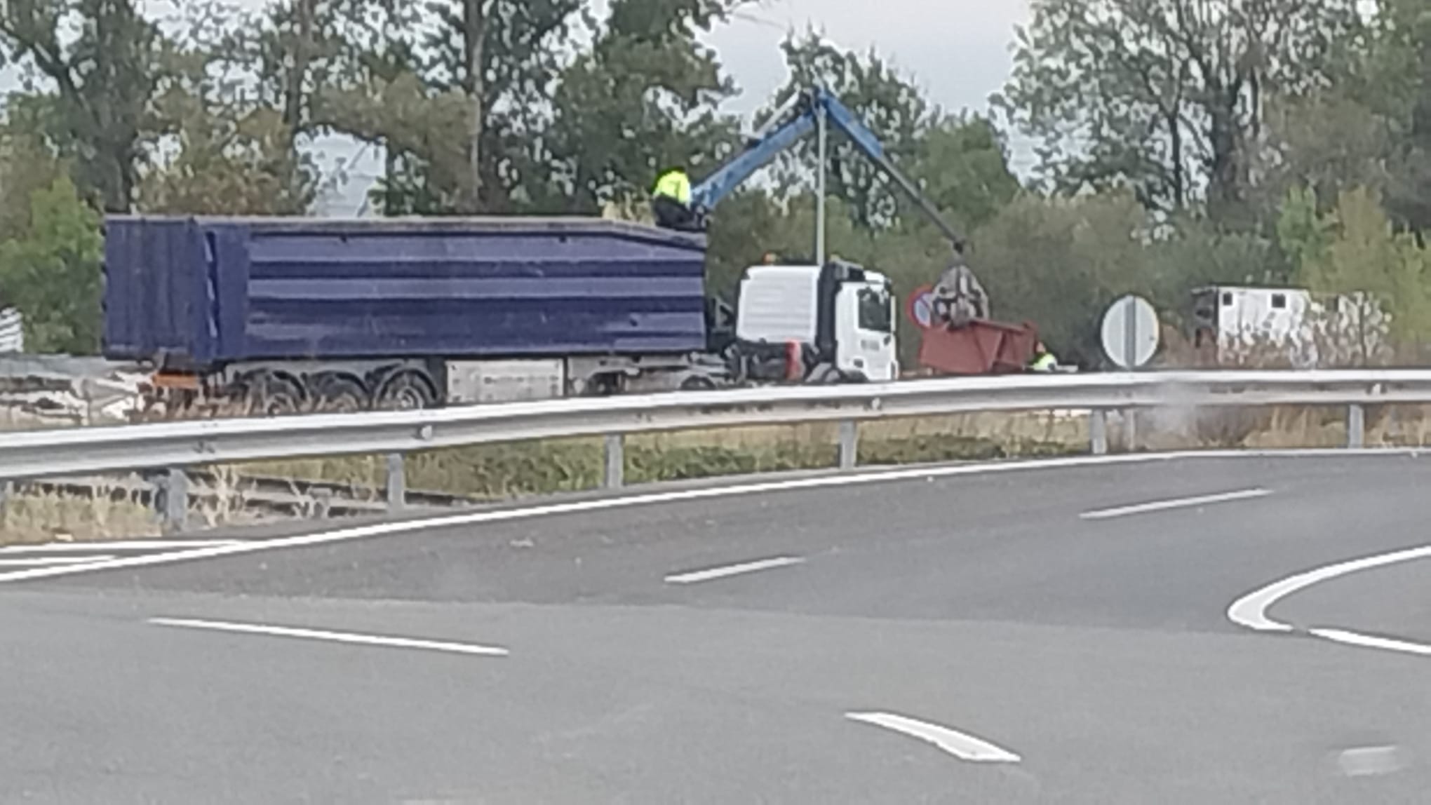 Maquinaria trabajando en el terreno de la gasolinera de Burgueta.