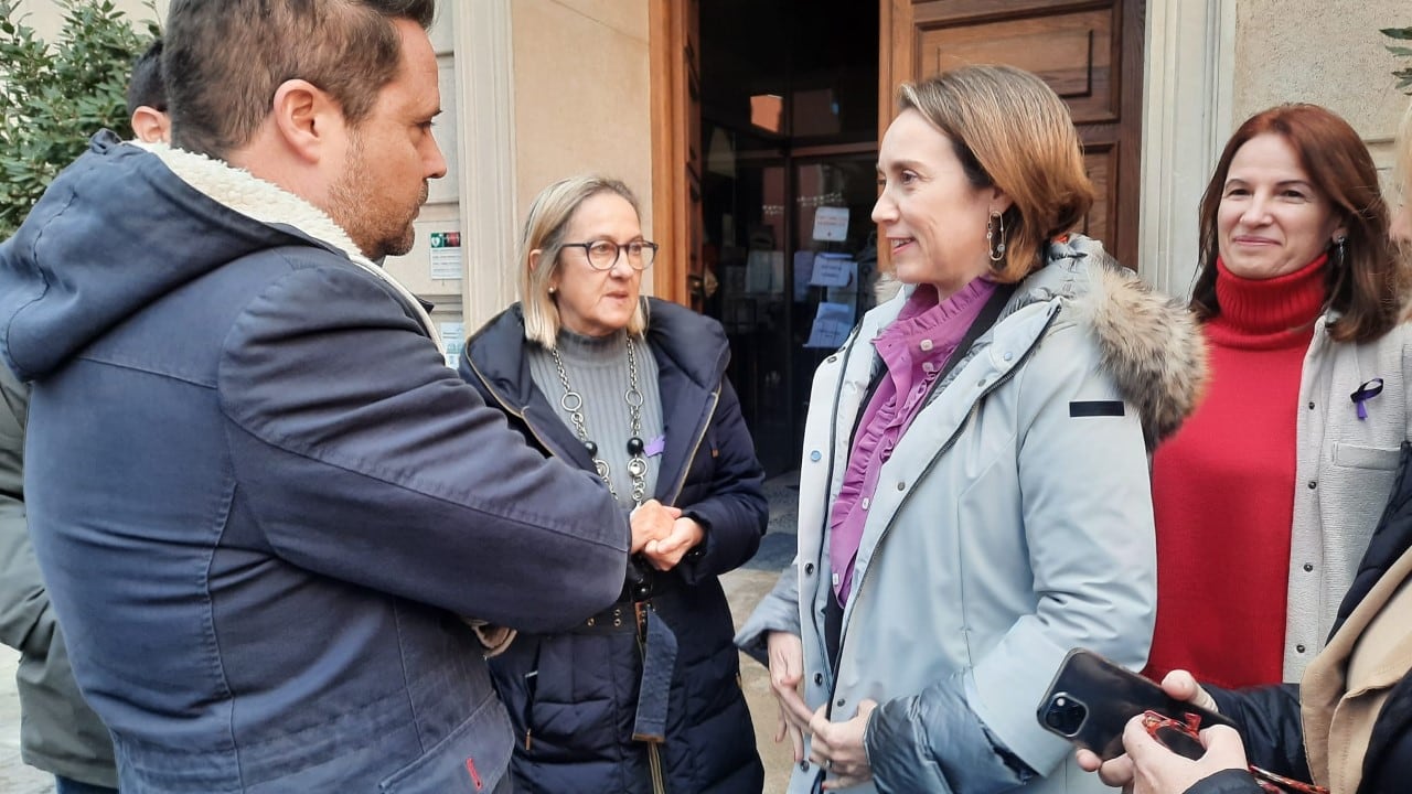 Cuca Gamarra charla con el alcalde de Tudela, Alejandro Toquero