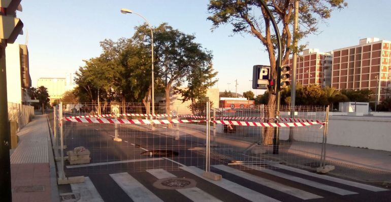 Imagen del socavón que se ha producido en la Avenida de Marconi en la capital gaditana