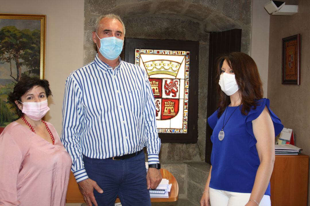 El delegado territorial, José Mazarías, junto con la alcaldesa de Navafría, Jennifer Berzal, y la teniente de alcalde, Carmina Lobo