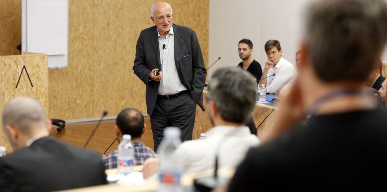 Juan Roig dando una charla a los emprendedores de Lanzadera