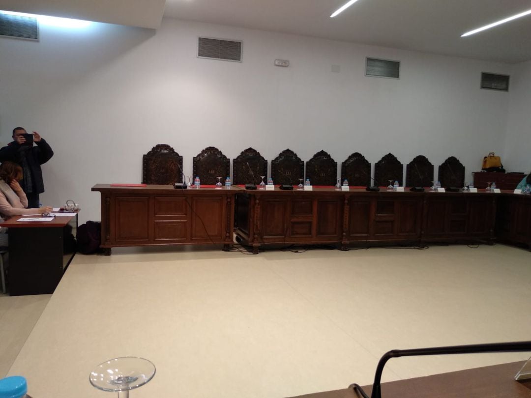 La bancada socialista, vacía durante el pleno del ayuntamiento de La Línea