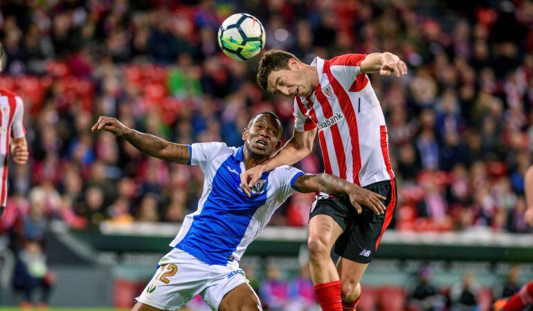 El delantero francés del Leganés, Claudio Beauvue (i), disputa un balón ante el defensa del Athletic, Oscar De Marcos, durante el último partido de liga.