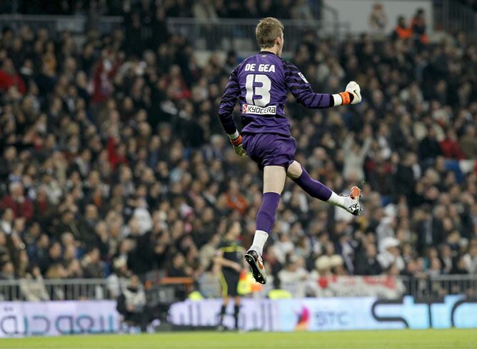 De Gea celebra un gol de Forlán