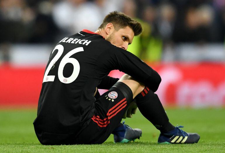 Ulreich, sentado en el césped del Bernabéu