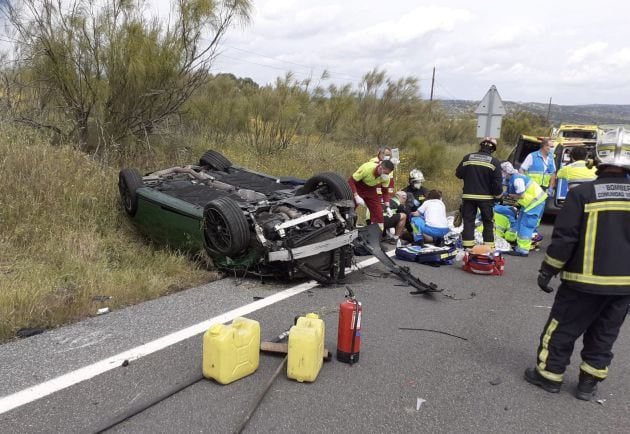 Accidente en la M-522 en Quijorna. Vehículo volcado con conductor en parada respiratoria atendido por sanitarios del SAMUR fuera de servicio.