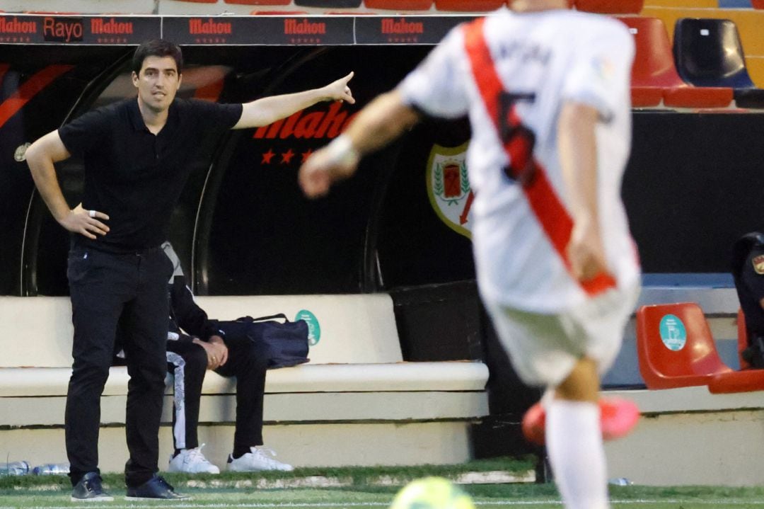 El entrenador del Rayo Vallecano, Andoni Iraola durante el encuentro de ida de ascenso a primera división ante el Girona en el estadio de Vallecas, en Madrid