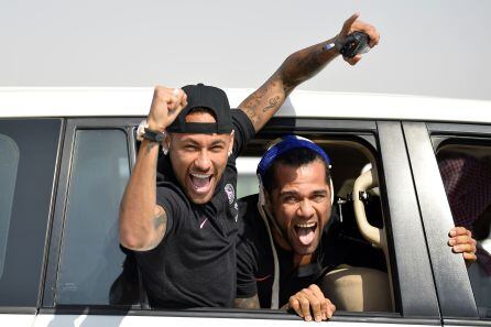 Neymar y Alves divirtiéndose