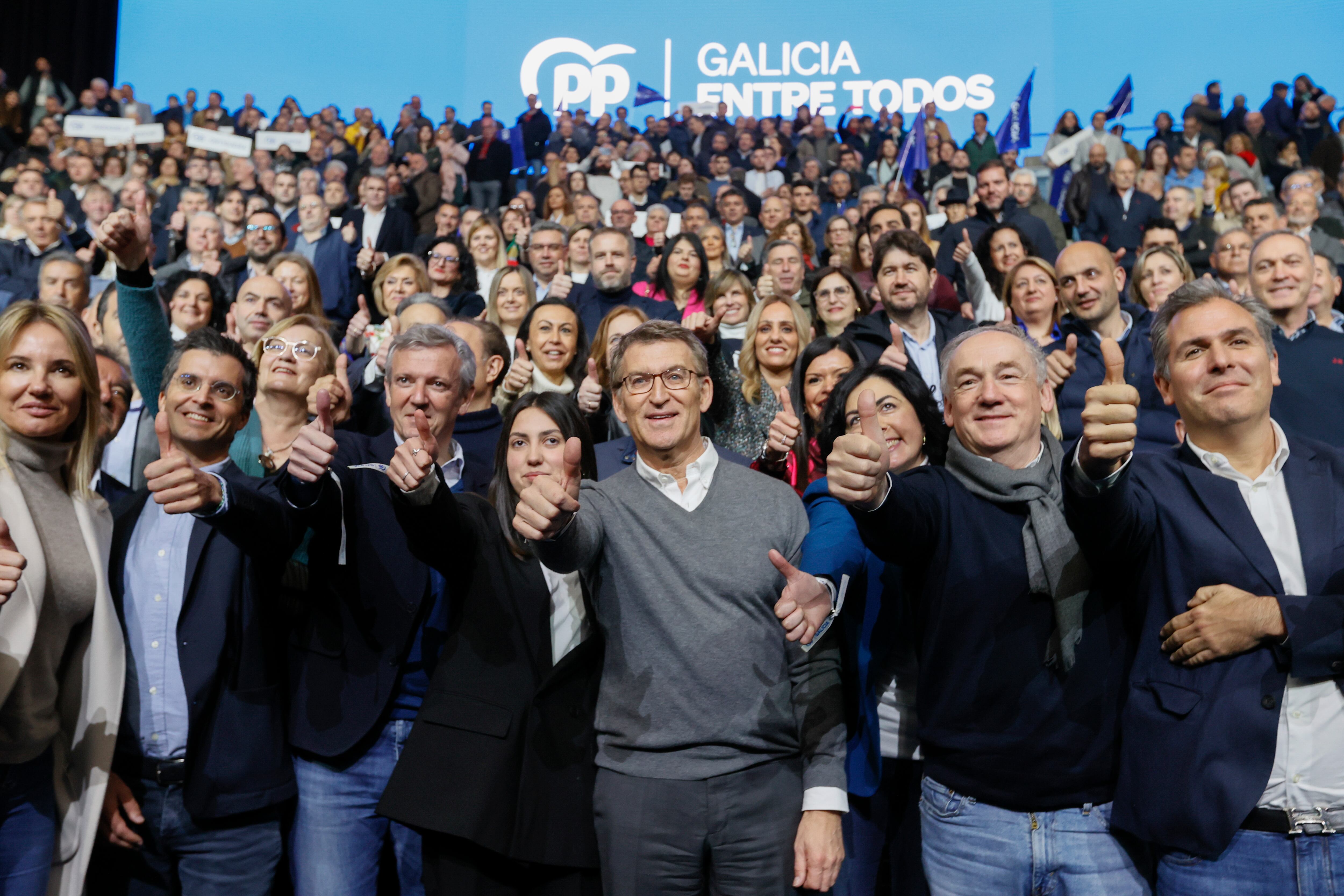 El líder nacional del PP, Alberto Núñez Feijóo (c) posa con los candidatos tras el acto 'Galicia entre todos' para presentar a los 313 candidatos populares que lucharán por las alcaldías gallegas en las municipales del 28 de mayo esta mañana en Santiago de Compostela. EFE/Lavandeira jr