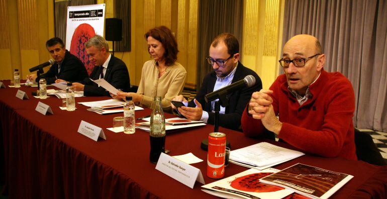 Salvador Sunyer, en primer pla, en la presentació del balanç 2016 de Temporada Alta.