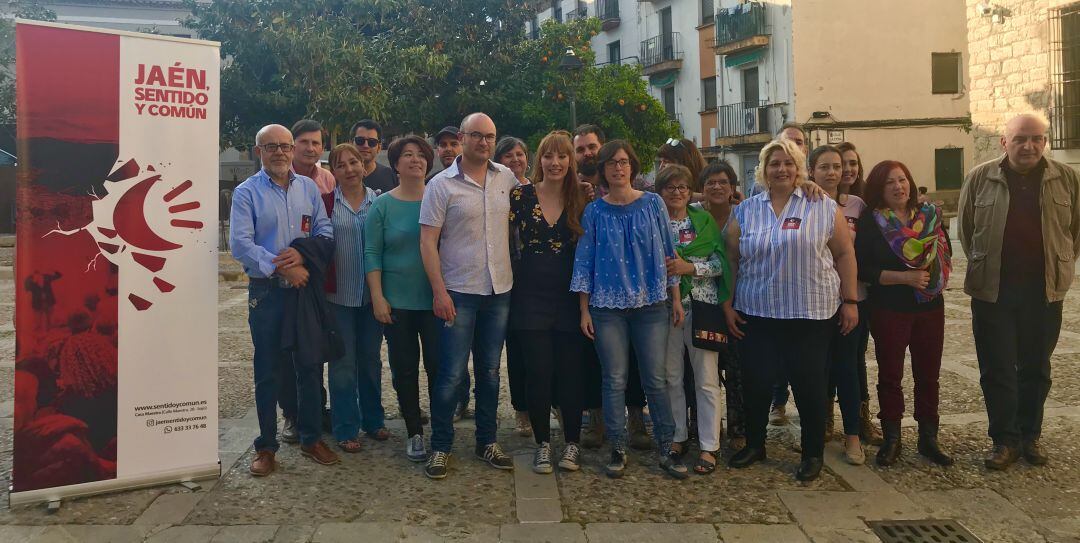 Miembros de la candidatura de Jaén, sentido y común con Mar Rodríguez (vestida de negro) como cabeza de lista.