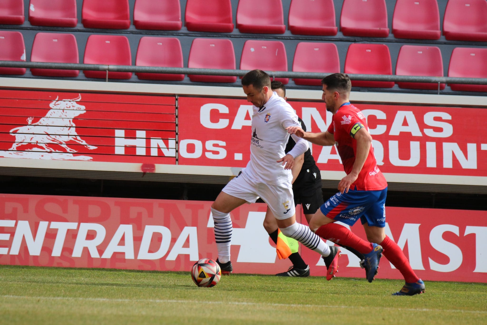 El capitán del Numancia Javi Bonilla persigue a un rival del Illescas.