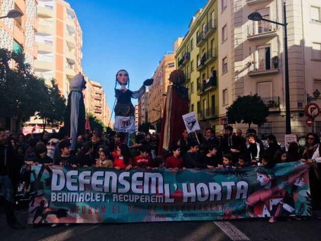 Multitudinaria manifestación en el barrio de Benimaclet para reclamar que se paralice el PAI de Metrovacesa