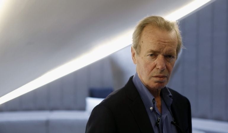 El escritor inglés Martin Amis posa momentos antes de la presentación en Barcelona de su última novela, &quot;La Zona de Interés&quot;