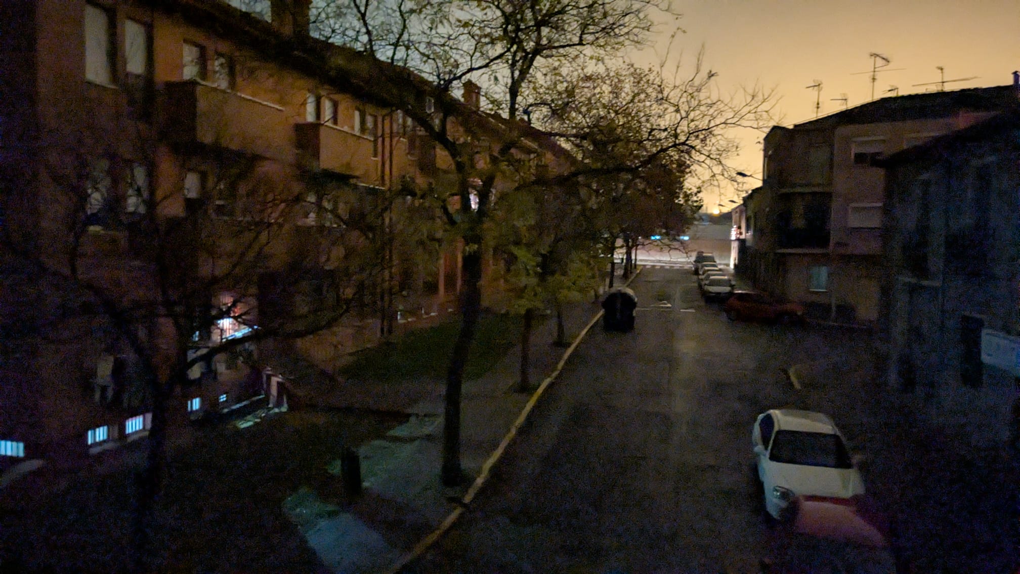 Mientras algunas calles mantenían la iluminación en el interior de las viviendas, otras quedaron completamente sin luz