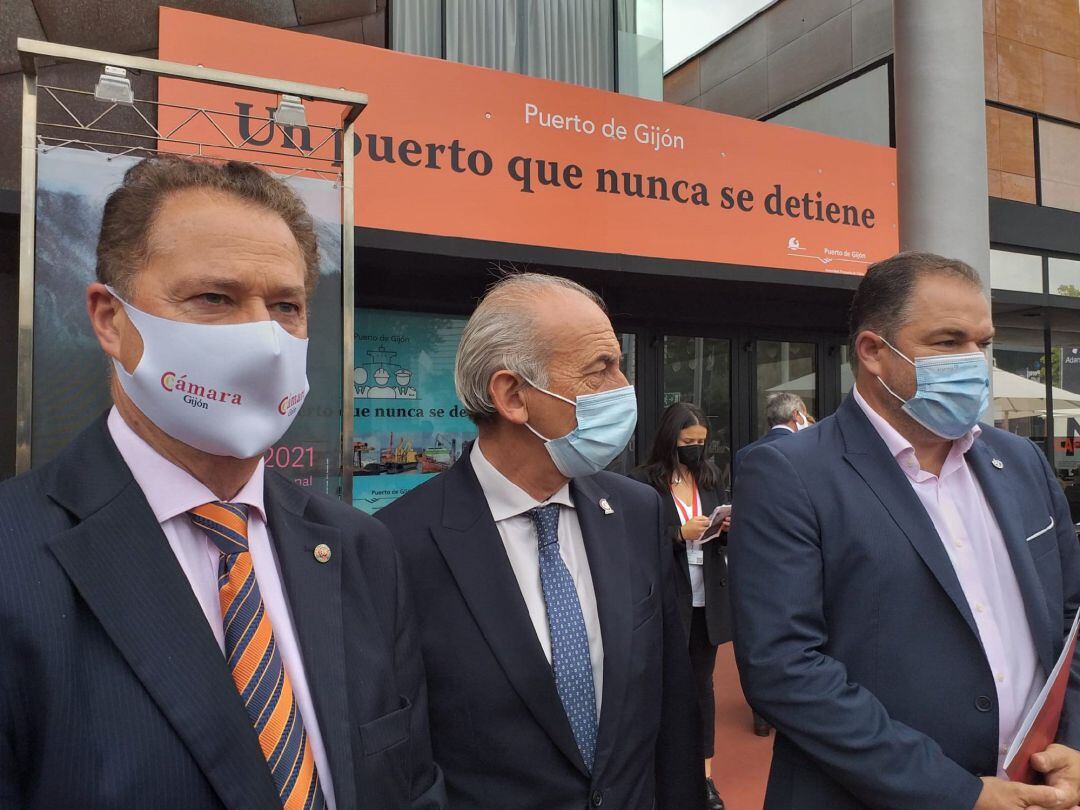 Los tres presidentes de las Cámara de Comercio de Gijón, Oviedo y Avilés, Félix Baragaño, Carlos Paniceres y Luis Noguera, respectivamente, antes de mantener un encuentro en la Feria Internacional de Muestras, en Gijón