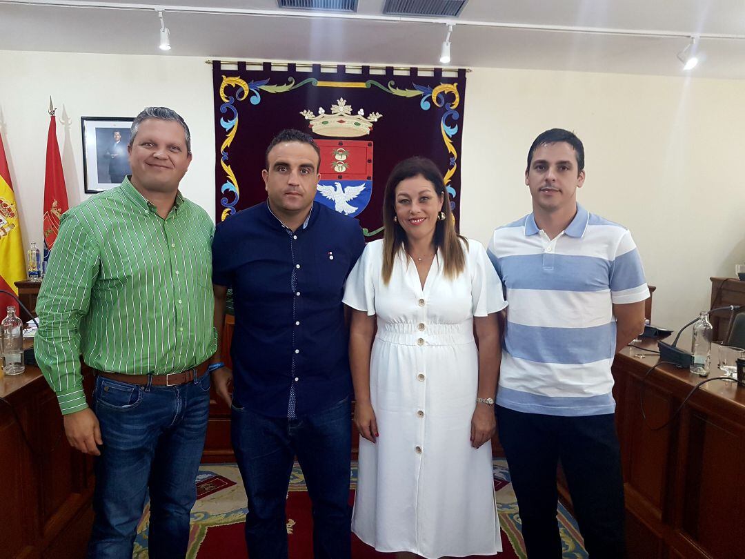 El agente Yonathan Rodríguez, de azul, junto a la alcaldesa de Arrecife, Ástrid Pérez, y los concejales de Policía y Recursos Humanos, Alfredo Mendoza y Eduardo Placeres.