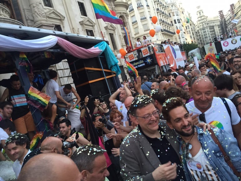 Ximo Puig, president de la Generalitat, este sábado en la manifestación del Orgullo Gay en Valencia. 