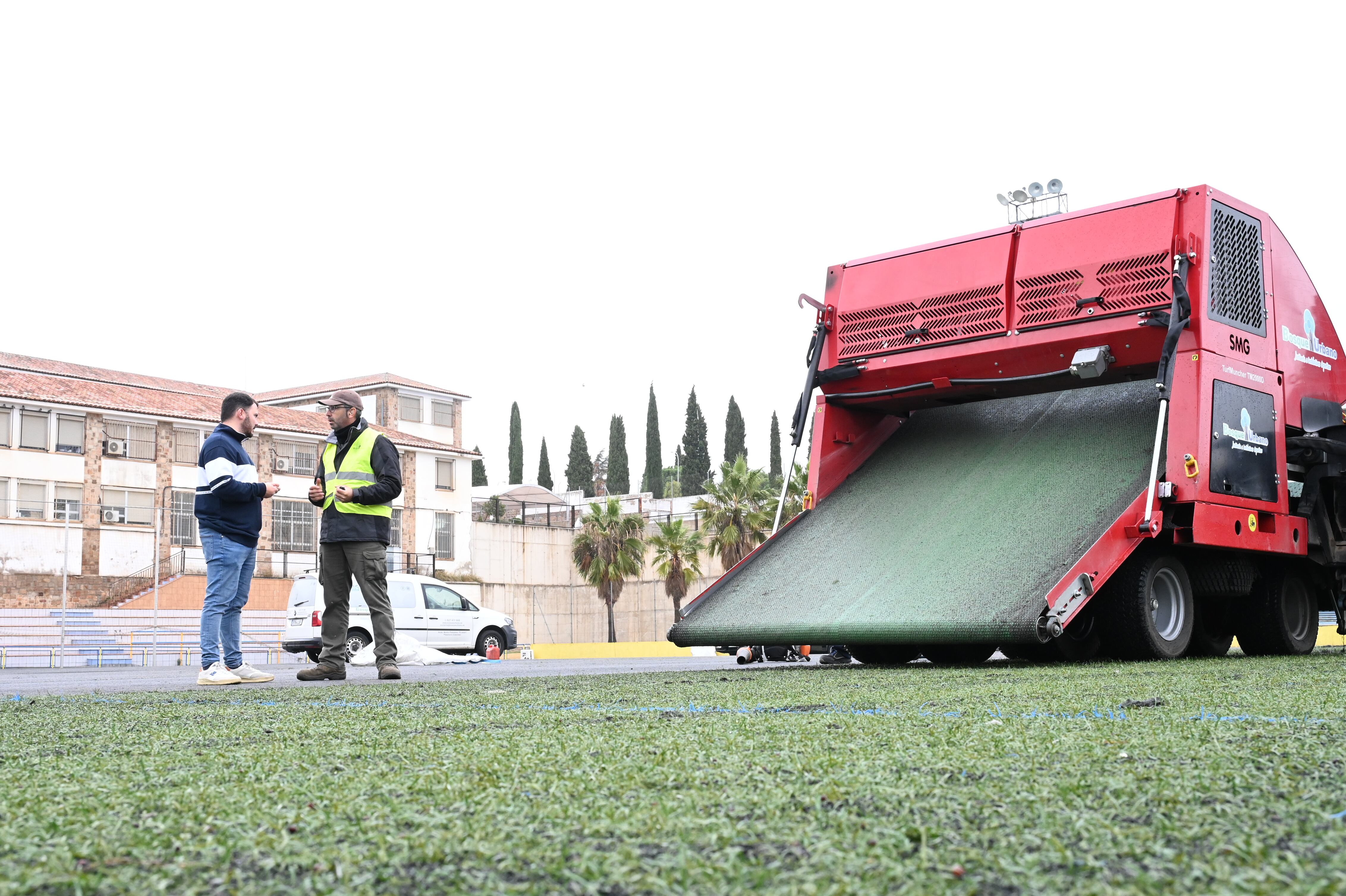 Sustitución del césped artificial en el campo de fútbol de San José en Linares.