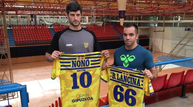 Eduard Nonó y Borja Lancina posan en Artaleku con su nueva camiseta