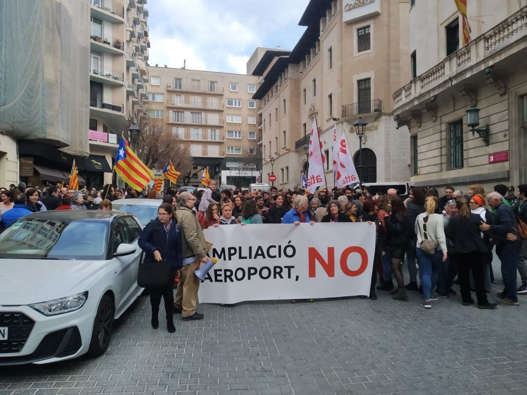 Manifestación contra la ampliación de Son Sant Joan frente a la Delegación de Gobierno