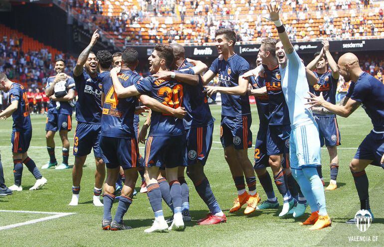 Los jugadores del Valencia CF celebran el retorno a la Champions