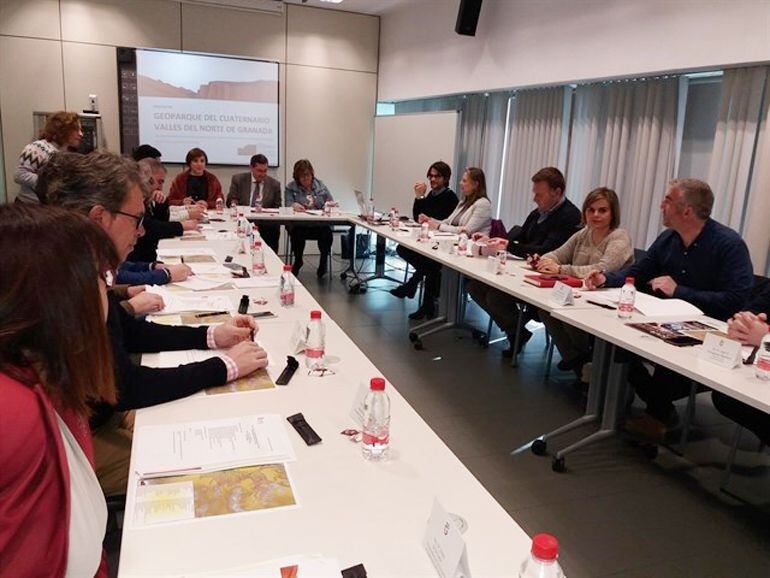 Foto de archivo de una de las reuniones preparatorias de la candidatura del Geoparque del Cuaternario en la Diputación de Granada