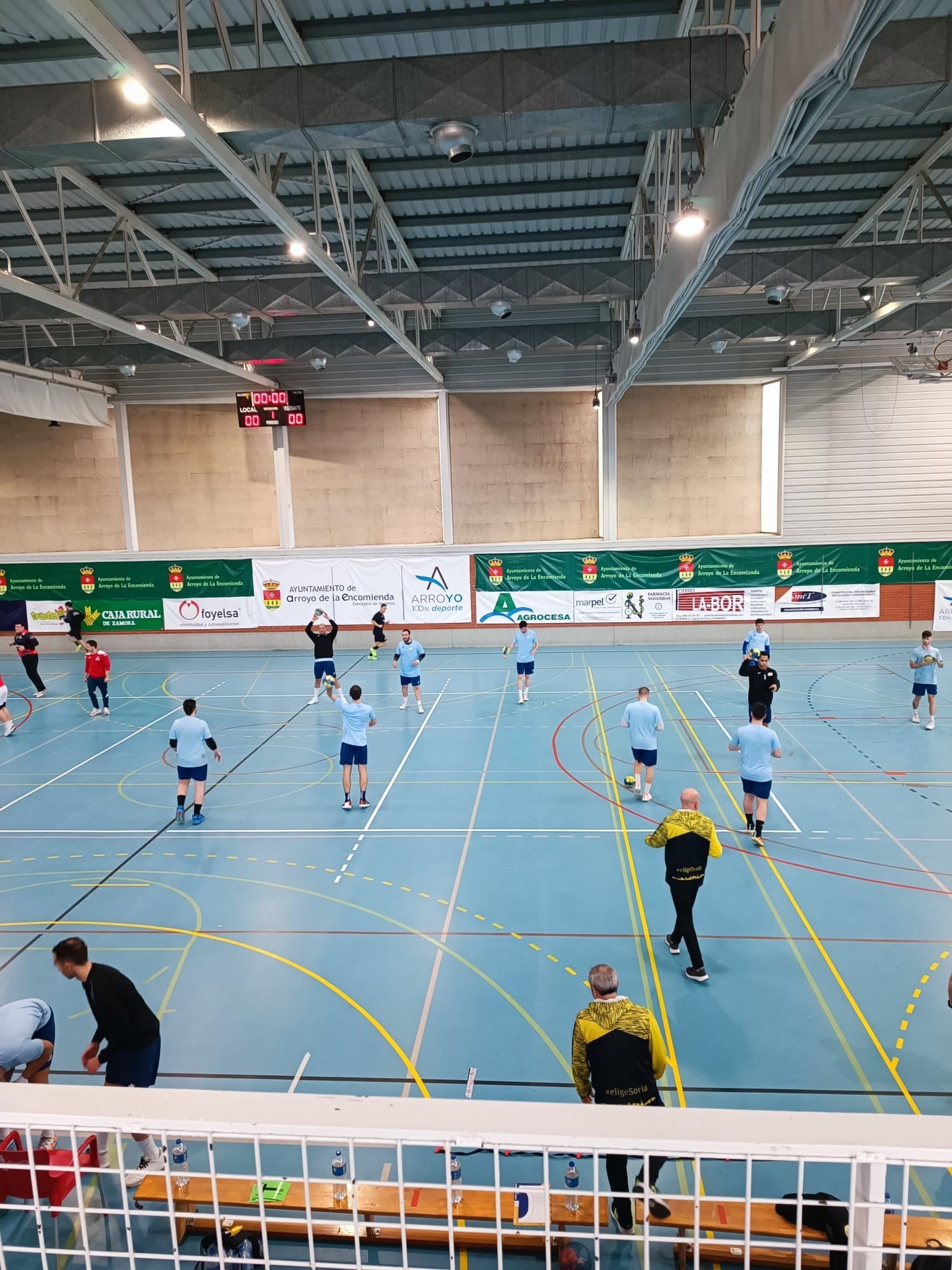 Los jugadores del BM Soria, calentando antes del partido en Arroyo.