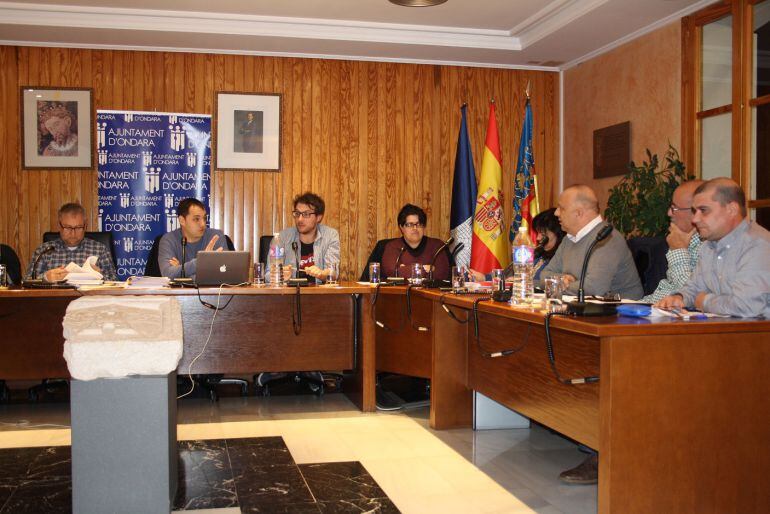 Debate entre el alcalde José Ramiro y el portavoz del grupo municipal popular, Javier Lozano, en el pleno de febrero. 